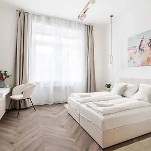 E13 - Grand Boulevard Heritage - Location By Bqa Appartamento
